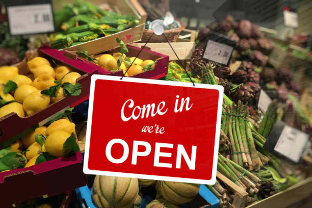 How late is the closest grocery store open